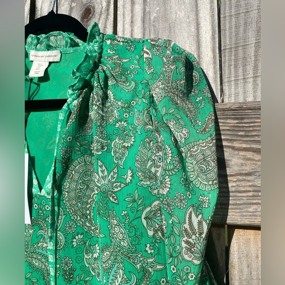 Cupcakes and cashmere Green Paisley Women's blouse Size S - Picture 4 of 6